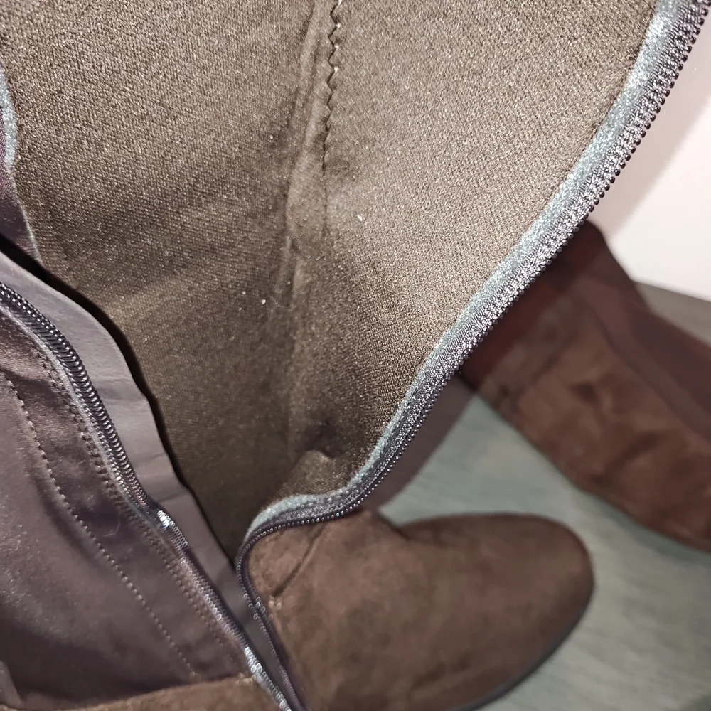 Top Moda Knee High 1- 1/2 Inch Heal Woman Faux Suede Brown Boots ,Size 10